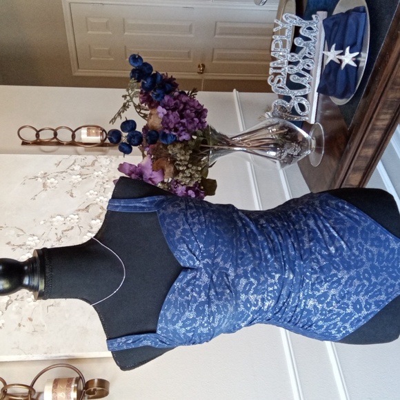 Blue And Silver Slimming Swimsuit By Nip Tuck. Size 6 - Picture 8 of 17